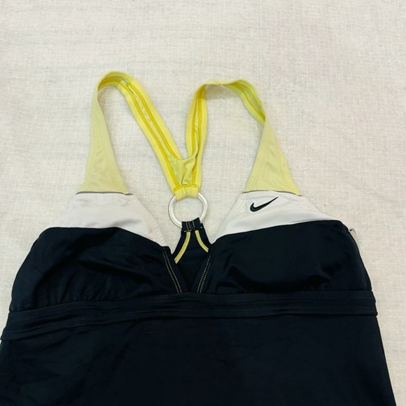 Nike athleisure wear tee - Picture 8 of 9